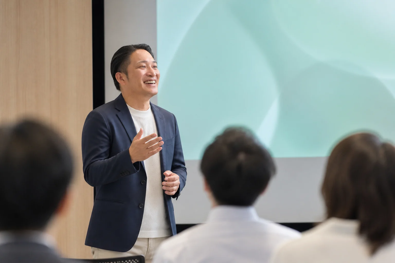AI研修セミナーで登壇する代表（イメージ）